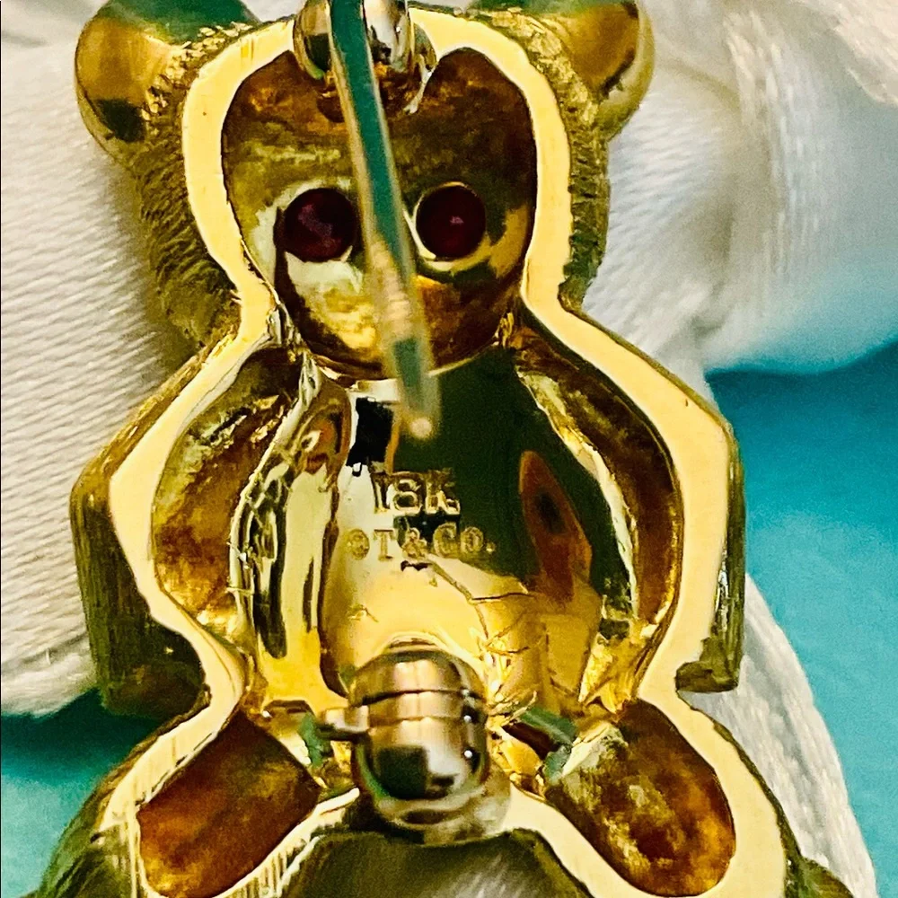 ❌❌SOLD ❌❌♥️ 18K Yellow Gold Diamond Ruby Teddy Bear Brooch Pin ♥️
Diamond Ruby - Picture 2 of 9